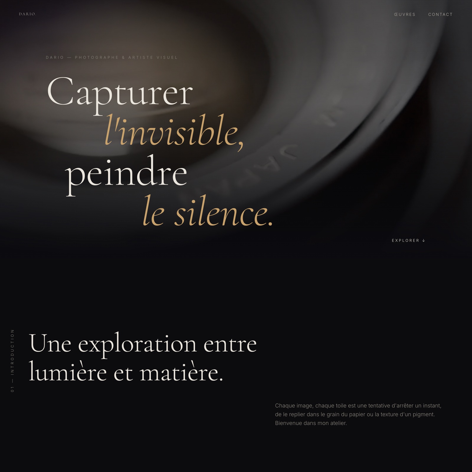 Aperçu du portfolio Dario, avec une composition typographique sur fond sombre